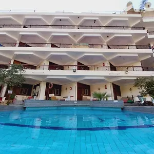 3* مكان تخييم Rezeiky & Camp